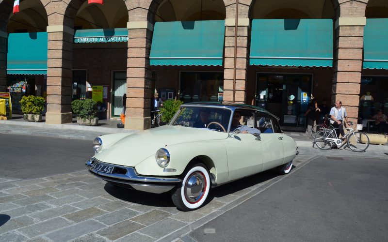 MONTECCHIO: PIAZZA DELLA REPUBBLICA “INVASA” DALLE… CITROEN DS!