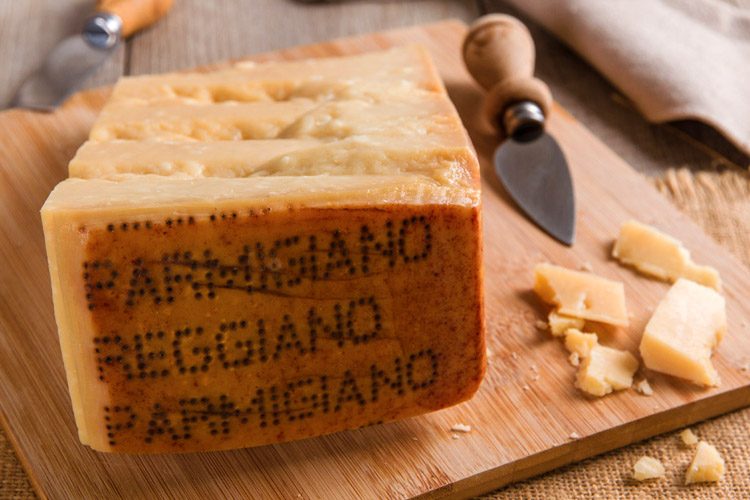 Per l’ONU il Parmigiano Reggiano è “nocivo” come il fumo