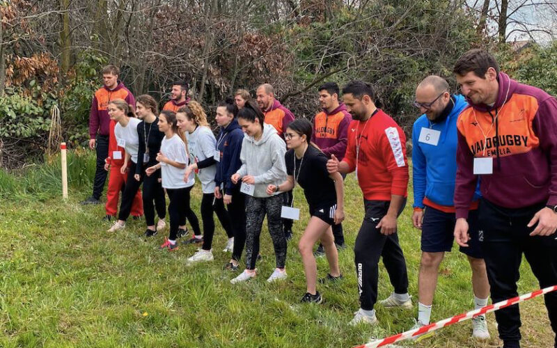 I Diavoli corrono la corsa campestre con gli studenti