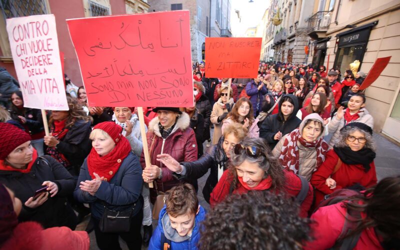 GIU’ LE MANI DALLE DONNE